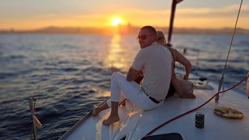 Private boat with an open bar and snacks - Second sailing leg: relax after the swim and photos