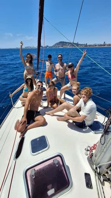 Private boat with an open bar and snacks - Open bar and snacks: how the onboard setup supports the whole day