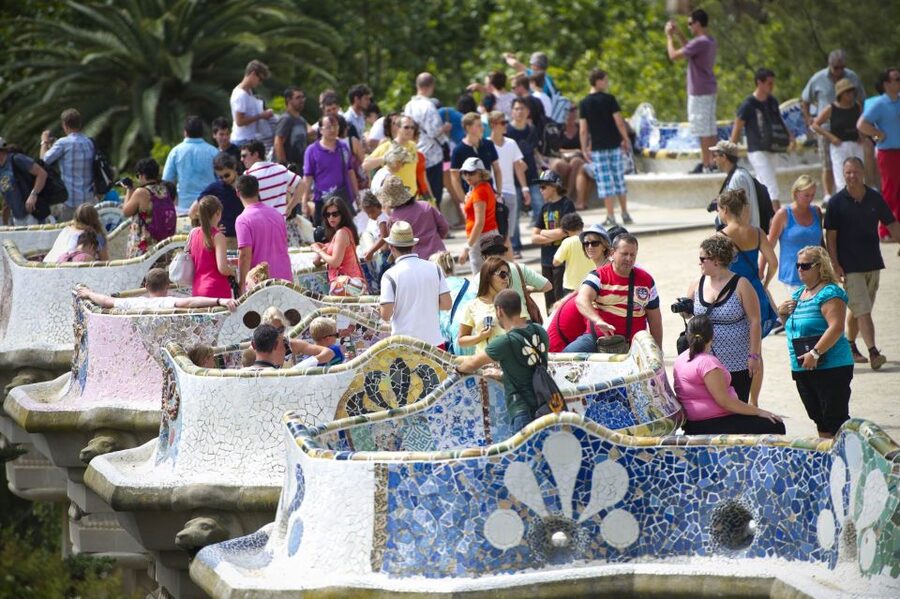 Private E-Bike Tour: Park Güell & Best of Barcelona - Starting in the square near the fountain: the meet-up moment