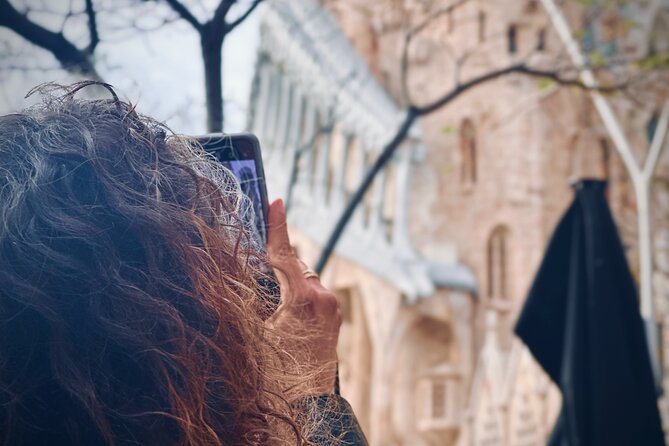Private (Phone) Photography Class in Park & Old Town - Arc de Triomf: your first framing and leading-lines lesson