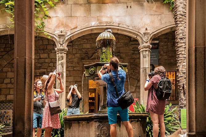 Private Photography Walking Tour with a Local - Catalan culture and the one-photo challenge near the City Hall