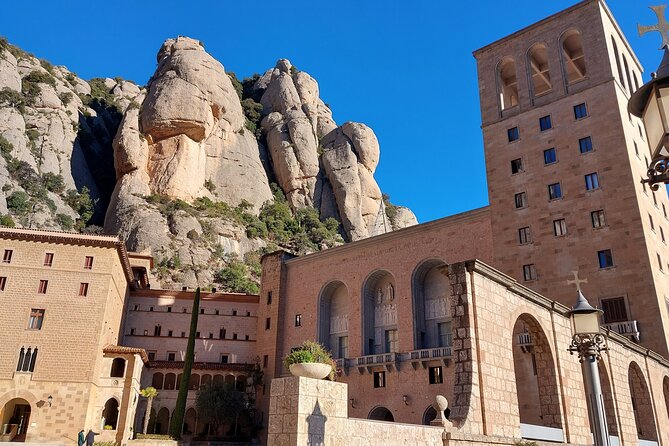 Private Tour in Montserrat 5h - Montana de Montserrat: rounded peaks, viewpoints, and funicular time
