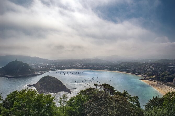 Private transfer: Barcelona to San Sebastian, 2h Stop in Pamplona - The 2-hour Pamplona break: Old Town, cathedral area, and Plaza del Castillo