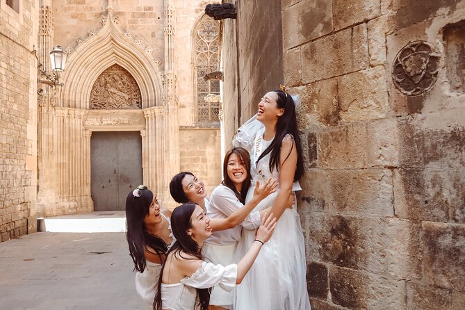 Professional Photoshoot Tour - Barcelona's iconic locations - Pont del Bisbe: the bridge stop that adds depth to your photo set
