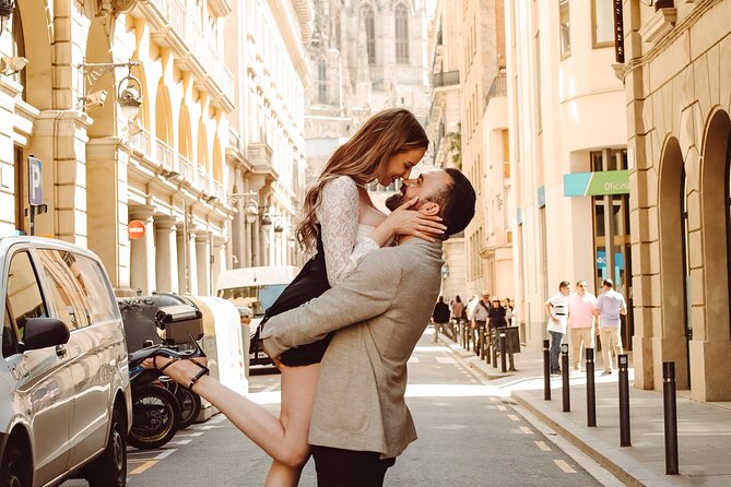 Professional Photoshoot Tour - Barcelona's iconic locations - Barri Gòtic streets: posing in history, not just posing in stone