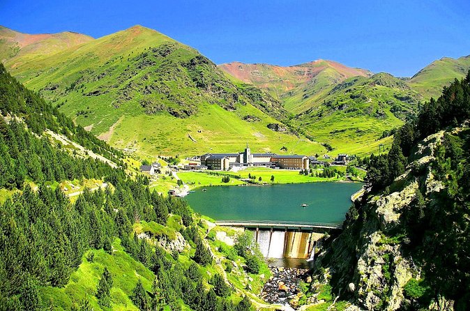 Pyrenees Private Tour from Barcelona with Easy Hike & Cogwheel Train - Coming back to Barcelona: views, time, and the long-day reality