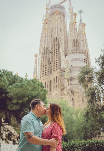 Romantic Photoshoot Experience for Couples in Barcelona - The Sagrada Familia photo stop: what you’ll likely capture and what to plan for