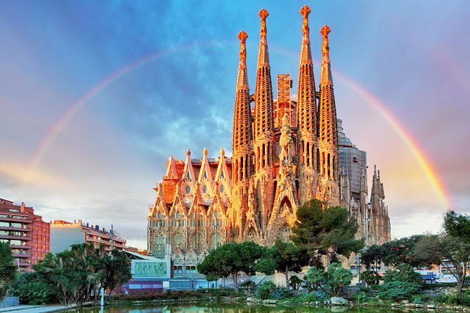 Sagrada Familia and Barcelona Highlights: Private Guided 4-Hour Driving Tour - Dress code, timing, and other practical tips that keep the day smooth