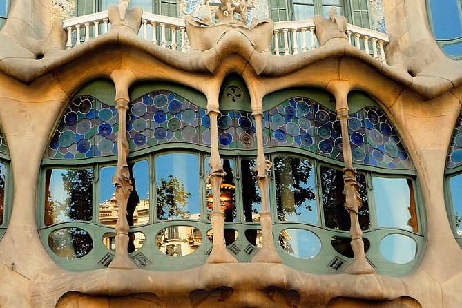 Sagrada Familia and Old Town Private Tour with Hotel Pick-up - Barceloneta and the sea-side story behind the beach