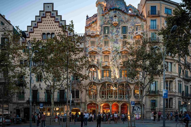 Sagrada Familia & Barcelona Small Group Tour with Hotel Pick-up - Hotel pickup that actually saves your morning (or afternoon)