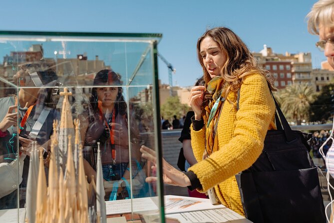 Sagrada Familia Closing Time Tour with Rooftop Views - Practical logistics: meeting point, dress code, and what to bring