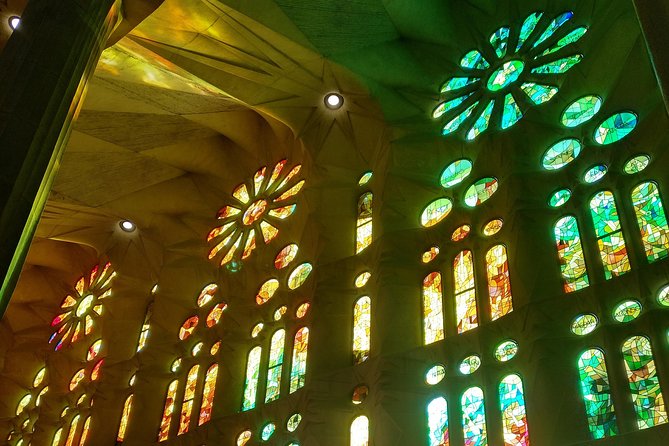 Sagrada Familia English Guided Tour & Optional Tower Access - Inside Gaudí’s basilica: Latin-cross design, vaults, and stained glass