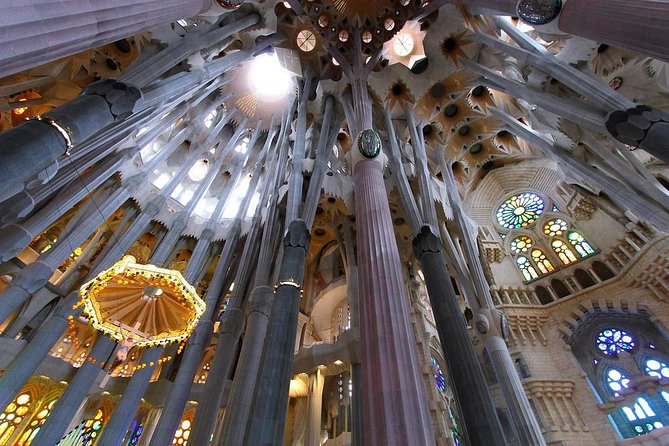 Sagrada Familia Evening Private Tour with Expert Guide - Your Itinerary: How the 1.5 Hours Moves Inside the Basilica