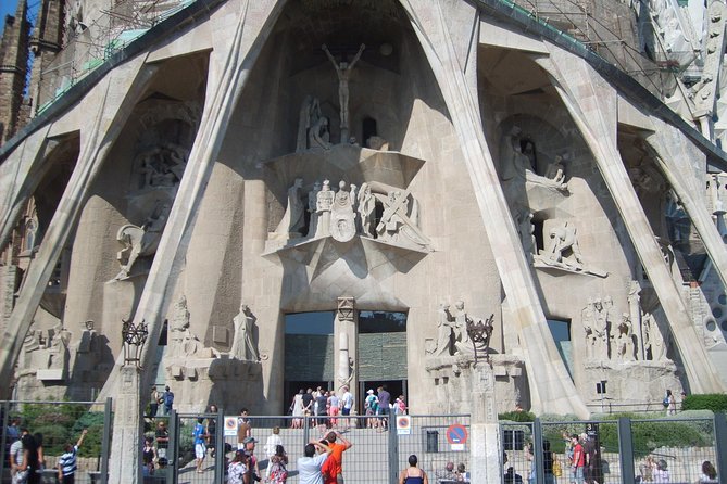 Sagrada Familia Evening Private Tour with Expert Guide - Crowds vs. Control: What You Can Expect Even in “Evening Calm”