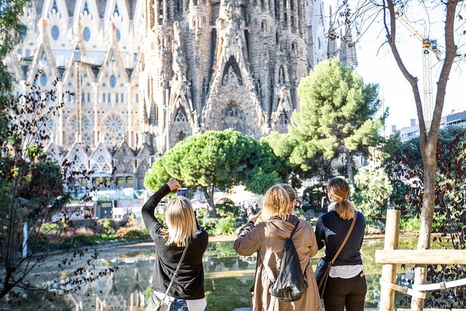 Sagrada Familia Fast Track Guided Tour with Towers Access - Inside the basilica with radio headsets: hearing Gaudí’s details without stress