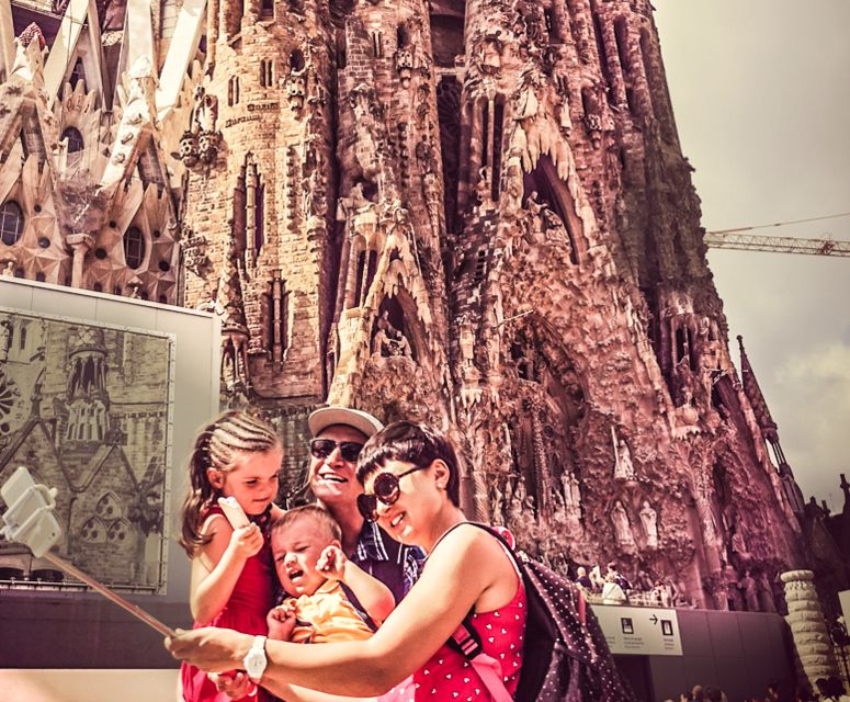 Sagrada Familia & Gaudi Guided Tour Private or Small Groups - Plaça Reial to Palau Güell: Early Gaudí With Clear Cause and Effect