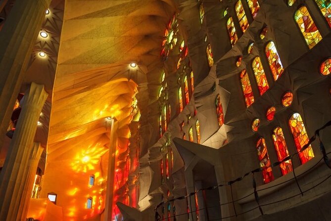Sagrada Familia : Guided tour inside Skip the line! - Inside the Basilica: The Central Ship, Light, and the “Mystical Forest” Roof