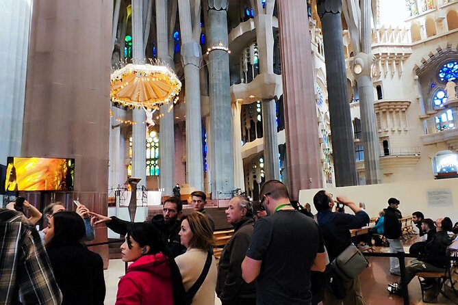 Sagrada Familia Guided Tour & Skip the Line Ticket in Barcelona - Priority Access and Headsets: The Two-Thing Combo That Works