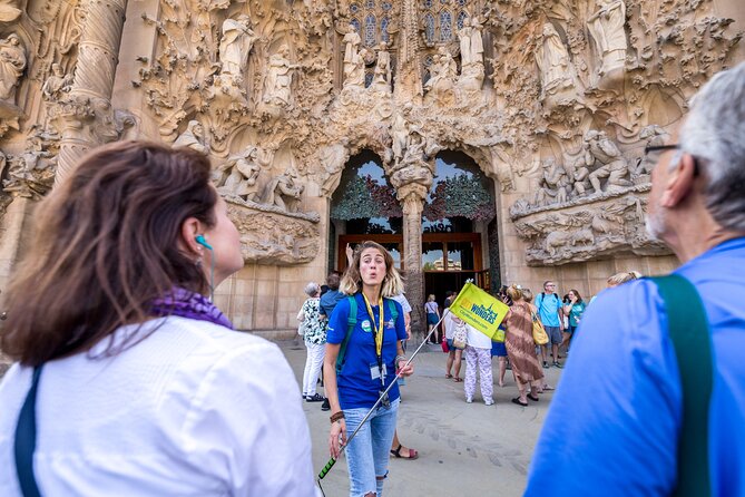 Sagrada Familia Guided Tour with Skip The Line Access - Getting to the meeting point on Av. de Gaudí (and what to do on arrival)