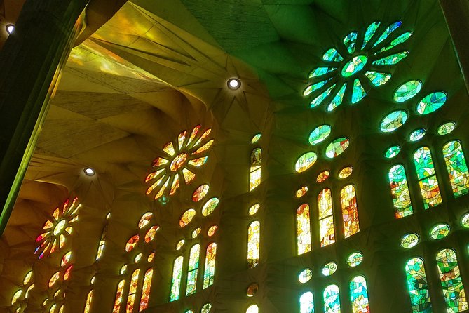 Sagrada Familia Guided Tour with Towers Access - Towers access: what’s included, what’s not, and how long it takes