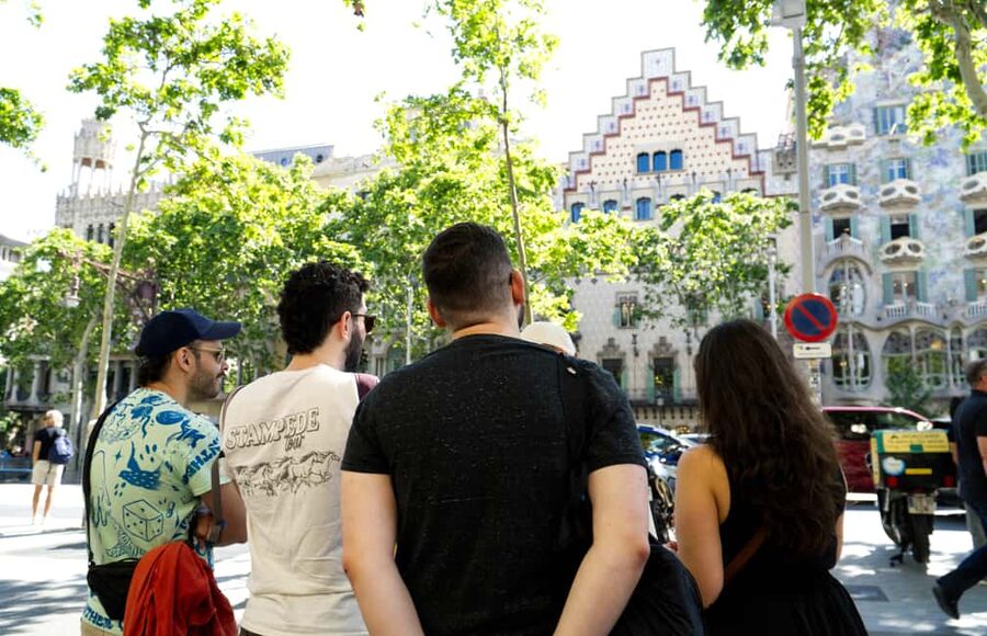 Sagrada Família & More: Barcelona Tour + Candy Tasting - The Short Metro Segment: Saving Time Between Neighborhoods
