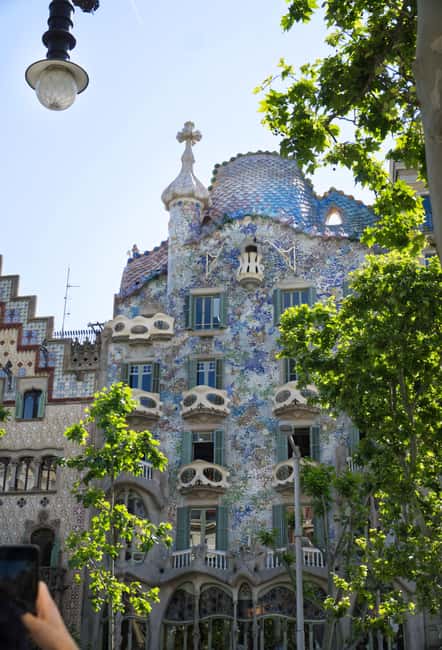 Sagrada Família & More: Barcelona Tour + Candy Tasting - Casa Milà (La Pedrera) and the Modernist Street-Viewing Game