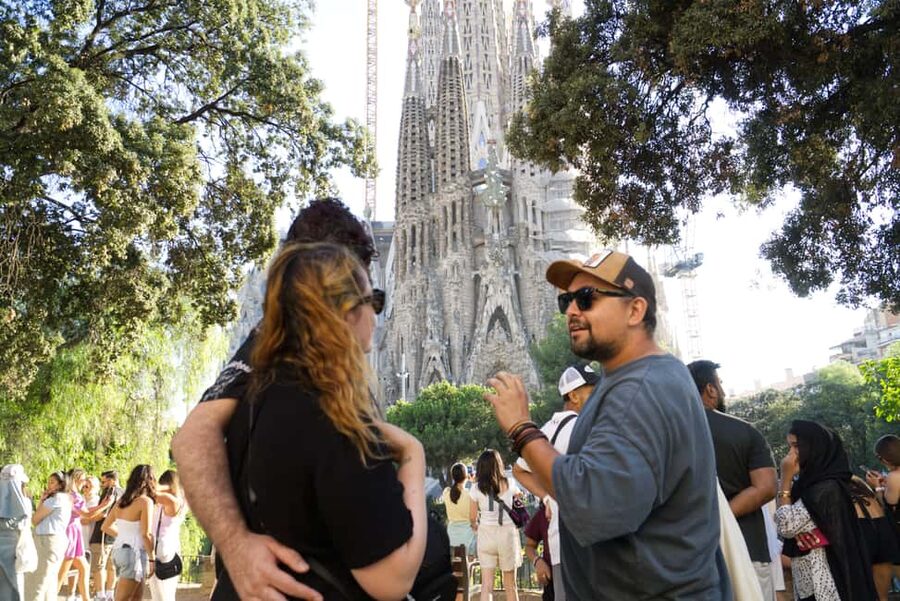 Sagrada Família & More: Barcelona Tour + Candy Tasting - Sweet-Shop Breaks and a Local Bar Moment