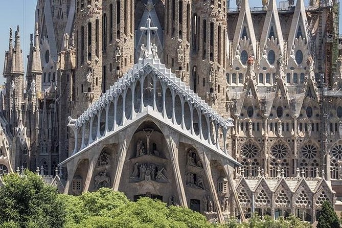 Sagrada Familia Private Tour with Skip-the-Line Ticket - The gardens in front: a short breather with photo payoff