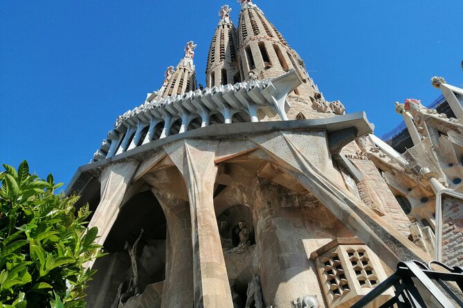 Sagrada Familia Skip The Line Guided Group Tour with Options - The School and the Underground Museum Path