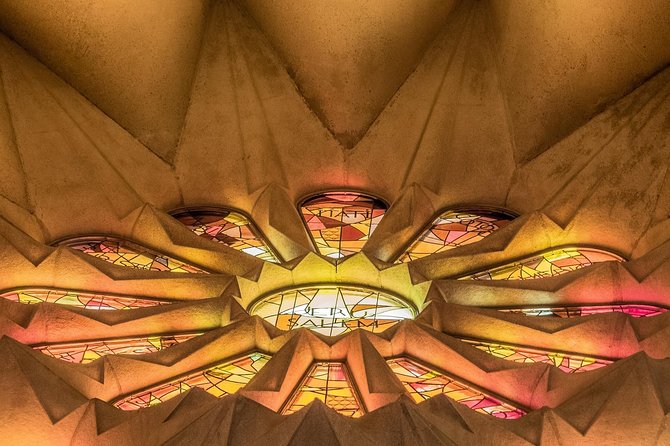 Sagrada Familia Skip-the-Line Private Tour with Guide - Meeting at Av. de Gaudí and ending inside the church