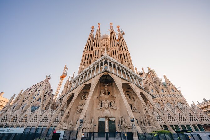 Sagrada Familia Skip the Line Ticket with Official Guide - Stop 1: Starting at the souvenir shop for a quick, smart orientation (about 30 minutes)