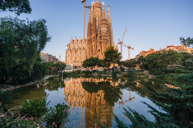 Sagrada Familia Skip the Line Ticket with Official Guide - What the guide format is really doing for your experience