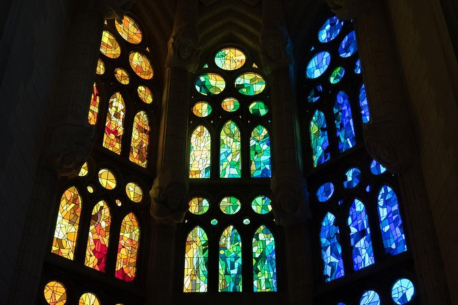 Sagrada Familia Skip the Line Tour Optional Small Group - Meeting point at Av. de Gaudí: the red flag and 15-minute rule