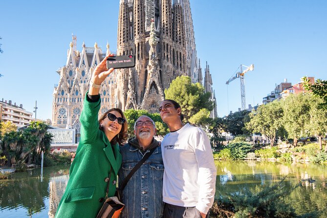 Sagrada Familia Small Group Guided Tour with Skip the Line Ticket - Where the tour starts (Av. de Gaudí) and how to avoid meeting-point stress