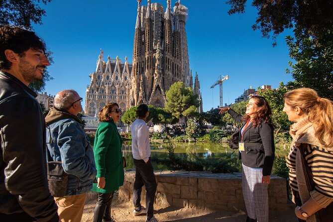 Sagrada Familia Small Group Guided Tour with Skip the Line Ticket - The small group (15 people max) and what that means for you