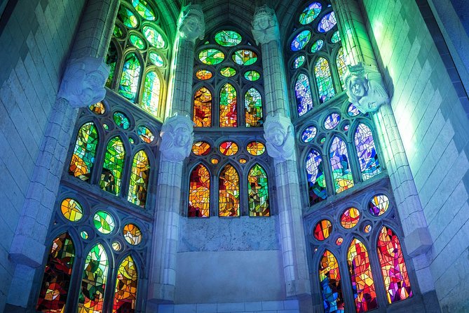 Sagrada Familia Small Group Tour with Skip the Line Ticket - Where You Meet Your Guide: The “Red Flag” Detail That Saves Your Time