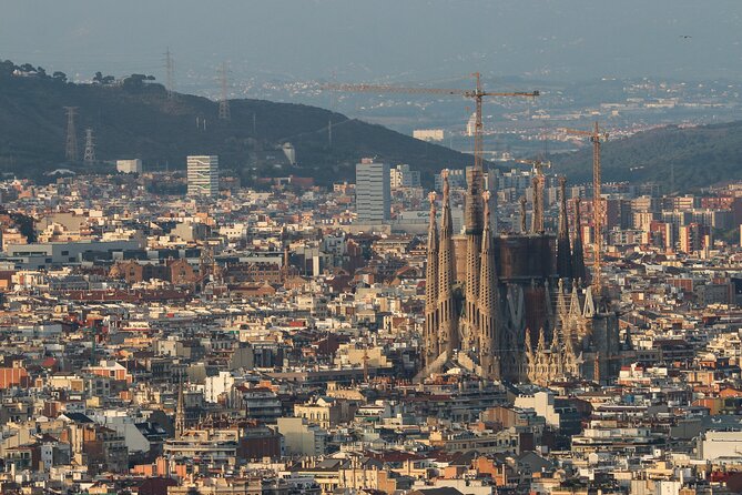 Sagrada Familia Small Group Tour with Skip the Line Ticket - Inside the Basilica: What You Learn About Gaudí in One Guided Pass