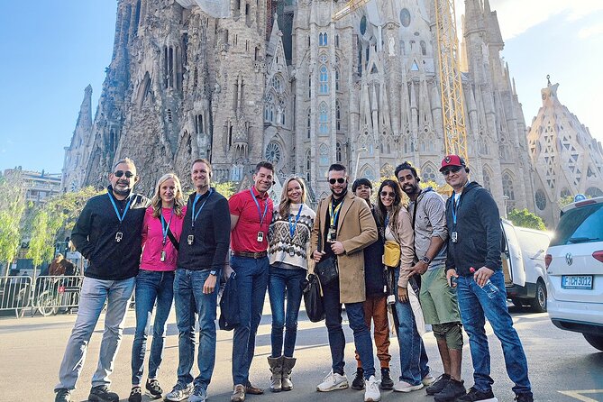 Sagrada Familia: The Golden Hour with Skip the line Tickets - Golden Hour Light: Why Sagrada Familia Hits Different