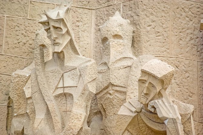 Sagrada Familia Tour with Express Entry and Local Guide - Gaudí Avenue Walk: The Stories That Make the Building Make Sense