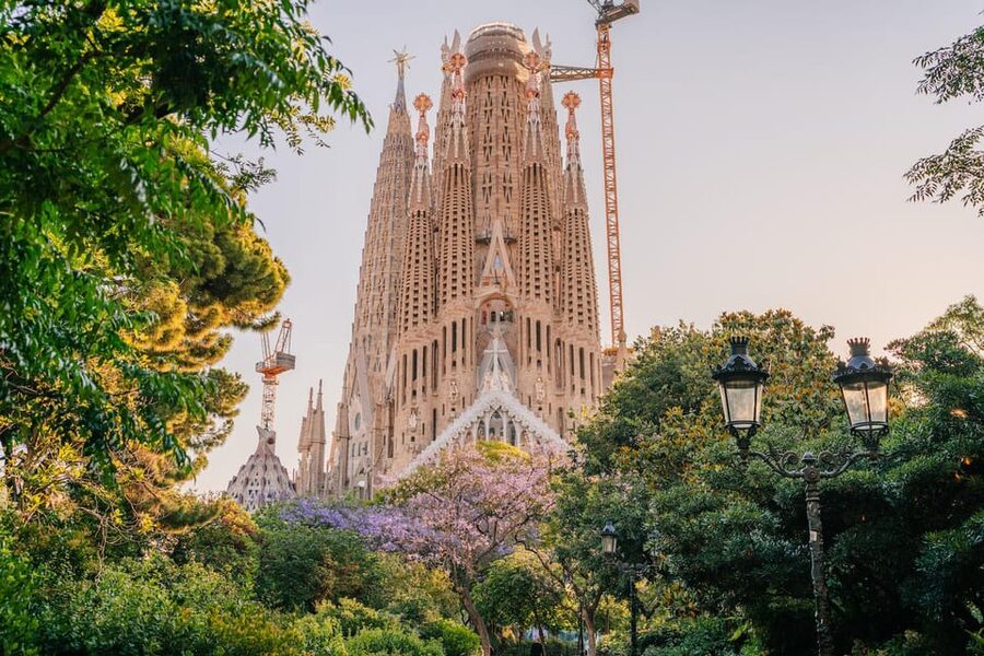 Sagrada Familia with Official Guide & Fast-Track Entry - Timing and pace: how to make the 2–3 hours work for you