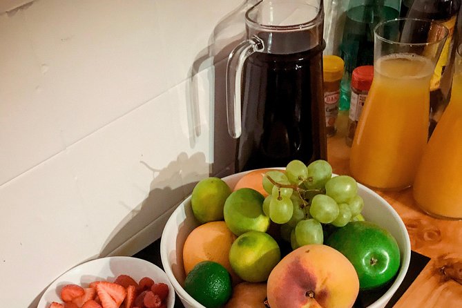 Sangria Cultural Workshop with Tapas - A 7:30 pm sangria class in Barcelona: the evening flow