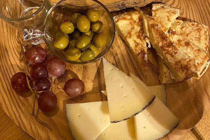 Sangria Cultural Workshop with Tapas - Language, pacing, and who this fits best