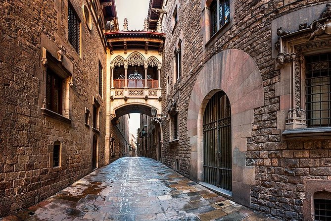 Self-Guided Audio Tour - Legends of the Gothic Quarter - The mid-route surprises: a warning, a street, a square, and a palace
