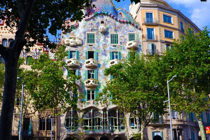 Self-Guided Audio Tour-The Surrealist Barcelona of Dalí and Gaudí - The theatre stop and other historic landmarks: how to stay oriented