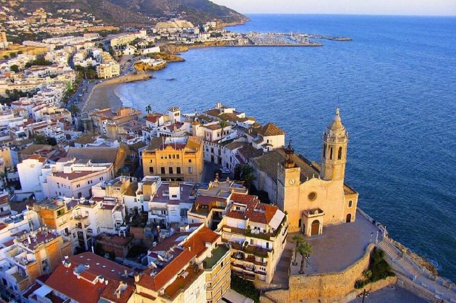 Sitges: Sailboat trip + walking tour and wine cellar tour - The 1.5-hour sail: how to make the most of the coastline