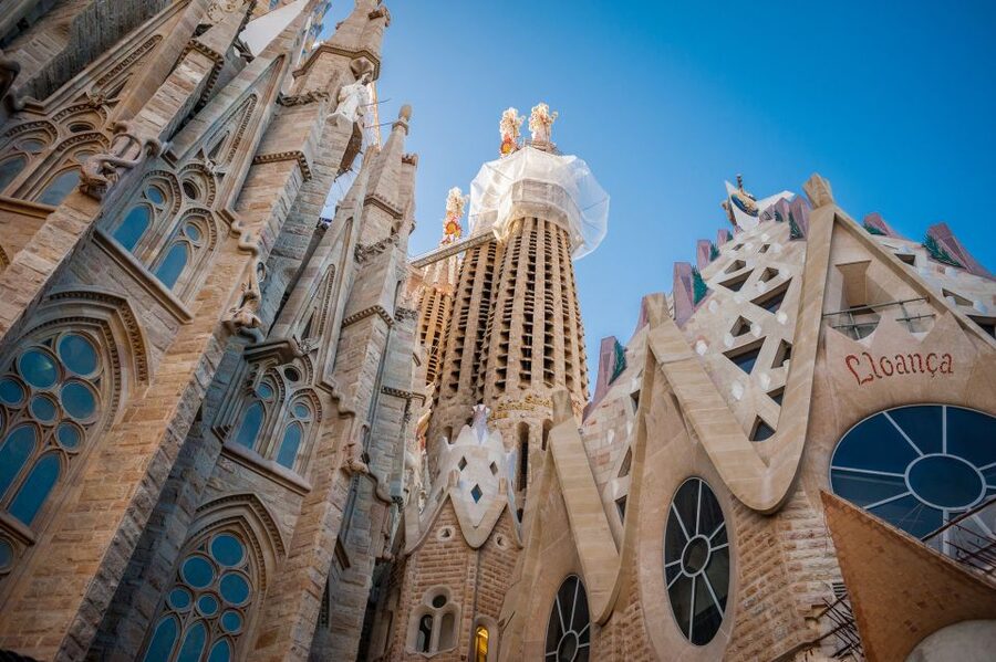 Skip-the-Line Barcelona & Montserrat Tour with Pick-up - Eixample Gaudí focus: why Passeig de Gràcia feels like a living museum
