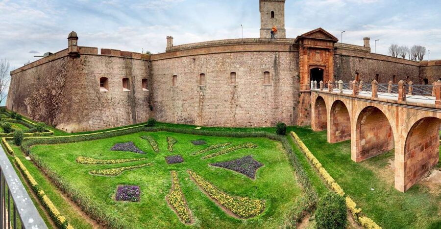 Skip-the-line Montjuïc Castle Tour with a Cable Car Ride - Private guide energy: what makes it feel 5-star in real life