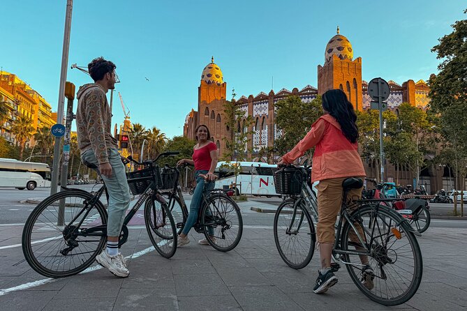 Sunrise Bike Tour: Barcelona Before the Crowds - Finishing at a major market while vendors set up