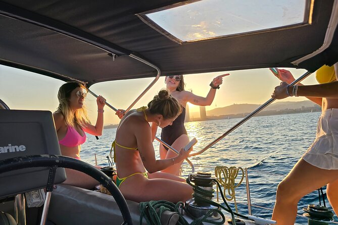 Sunset Sailing Tour in Barcelona - Small group sailing (up to 11): what that changes