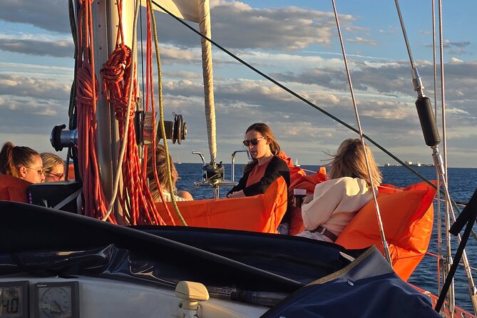 Sunset Sailing Tour in Barcelona - Getting there and starting smoothly